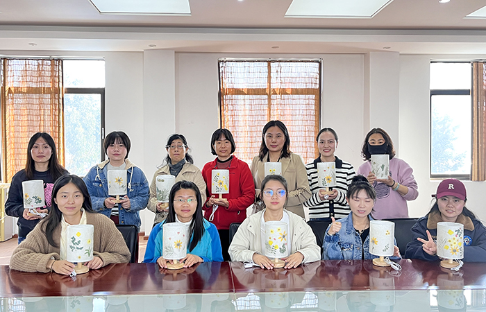 1678700619277258.jpg 小圖丁娜:路橋二部開展職工手工制作燈具活動1.jpg